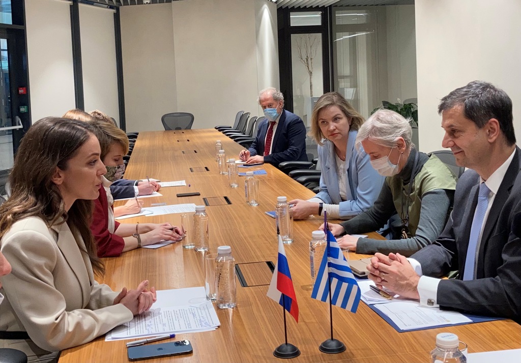 Στην Μόσχα ο Θεοχάρης για επαφές – Ανοίγουμε 14 Μαϊου – Δεχόμαστε τα ρωσικά εμβόλια