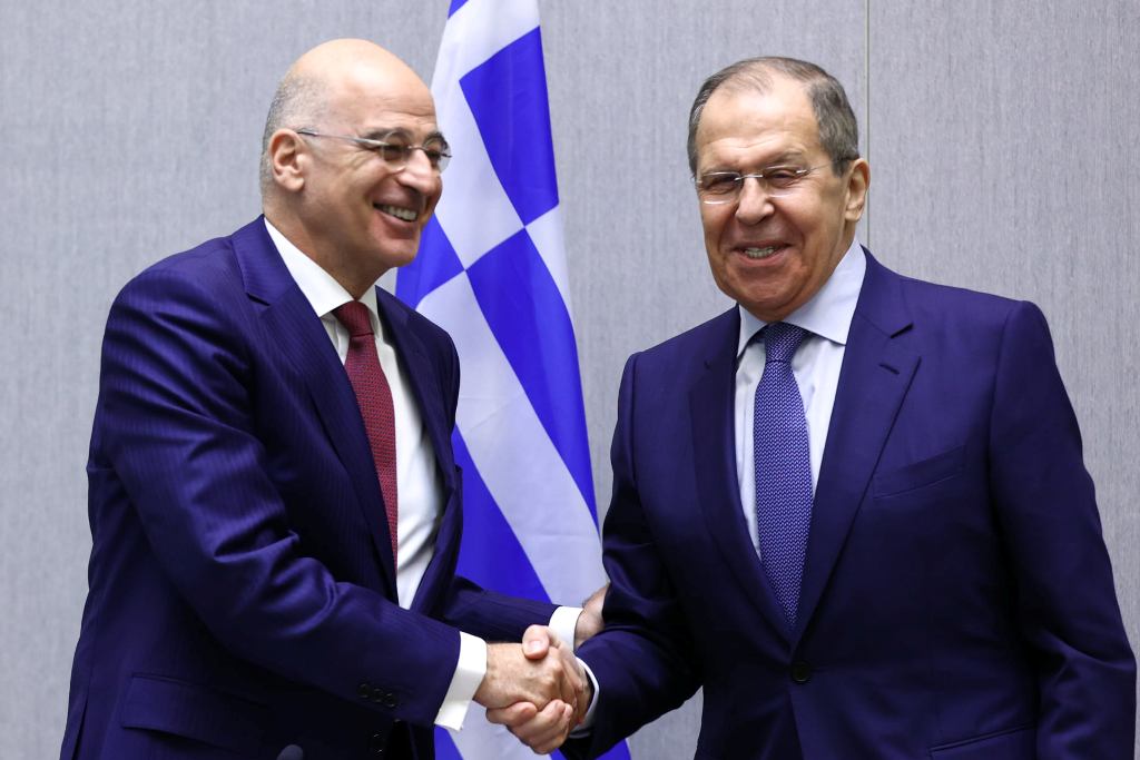 Δένδιας – Λαβρόφ: Σε θερμό κλίμα η συνάντηση στο Σότσι (video)