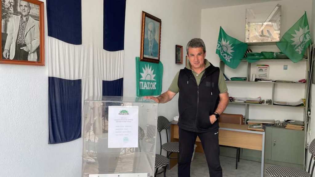 Ο Ανδρέας Λοβέρδος κουνάει τη σημαία του ΠΑΣΟΚ στην Φώφη Γεννηματά…