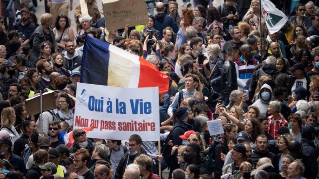 PASS SANITAIRE: TENSIONS ET HEURTS EN MARGE DE PLUSIEURS MANIFESTATIONS ANTI-VACCINS EN FRANCE (VIDEO)