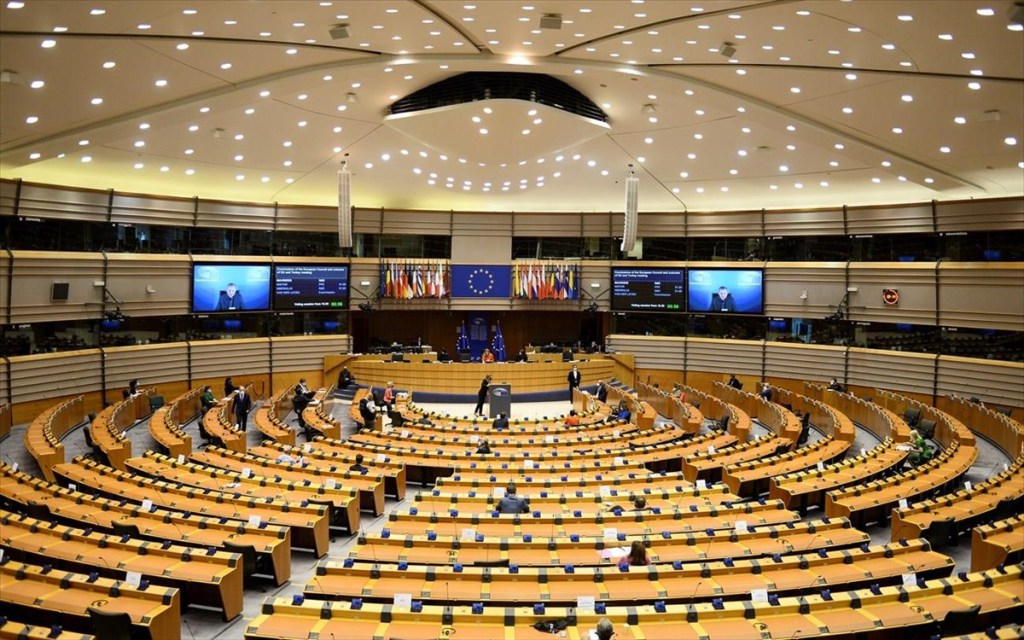 Στο Ευρωκοινοβούλιο η ελληνική οικονομία – Το Ταμείο Ανάκαμψης – Έλλειμμα στα έσοδα από τον ΦΠΑ