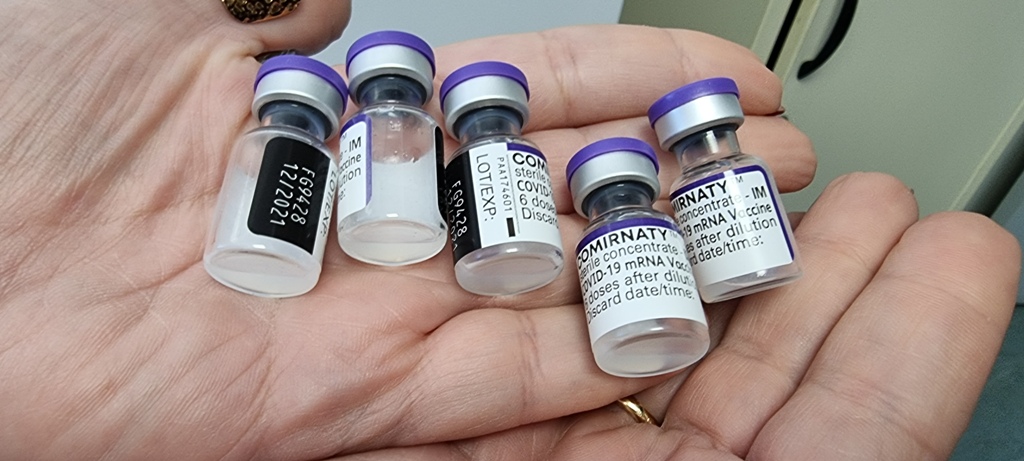 Variant Omicron : le laboratoire Pfizer a lancé des recherches pour produire une version du vaccin anti-Covid-19 efficace