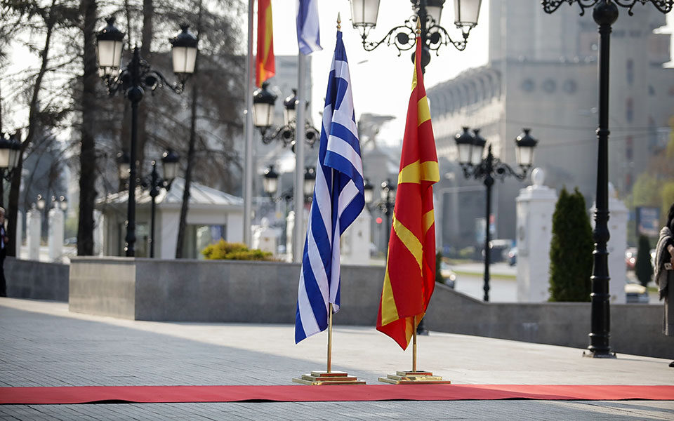 Η Συμφωνία των Πρεσπών γκρεμίζεται και το ελληνικό πολιτικό σύστημα το χαβά του
