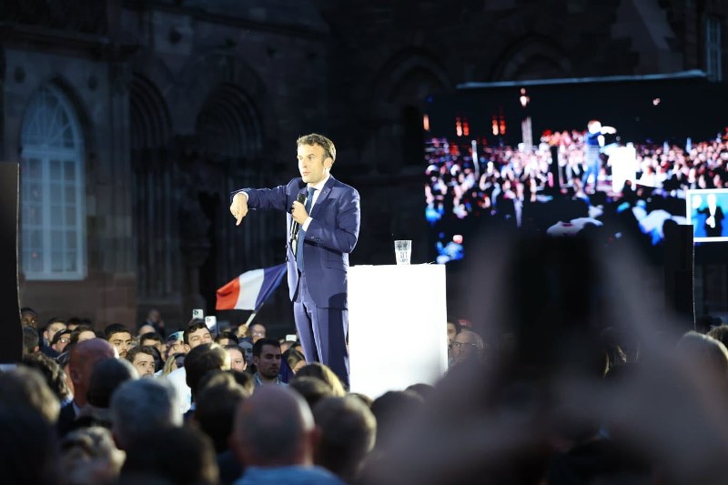 Au pied de la Cathédrale, accueil mitigé pour Emmanuel Macron à Strasbourg (video)