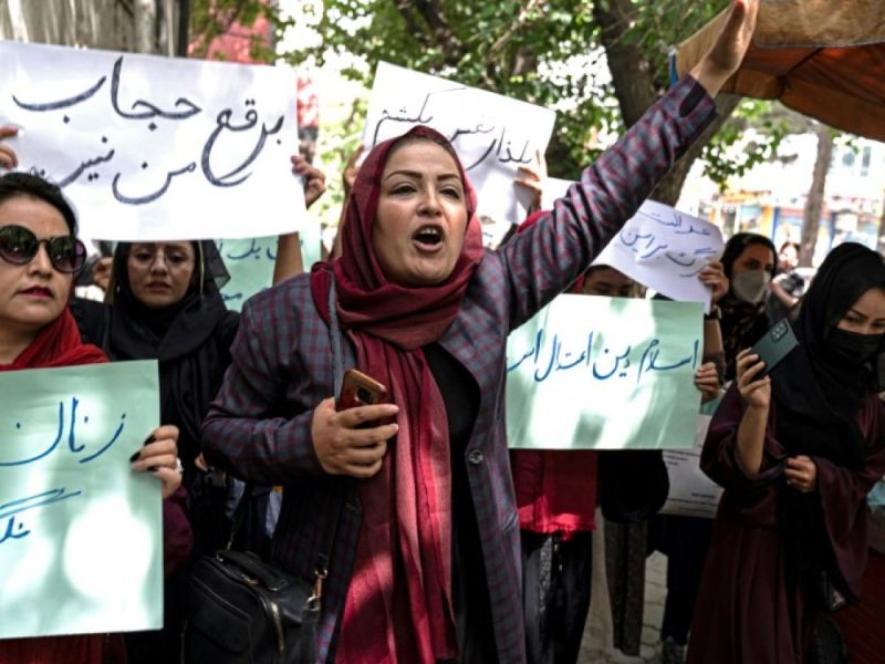 Afghanistan : une dizaine de femmes manifestent à Kaboul contre le voile intégral