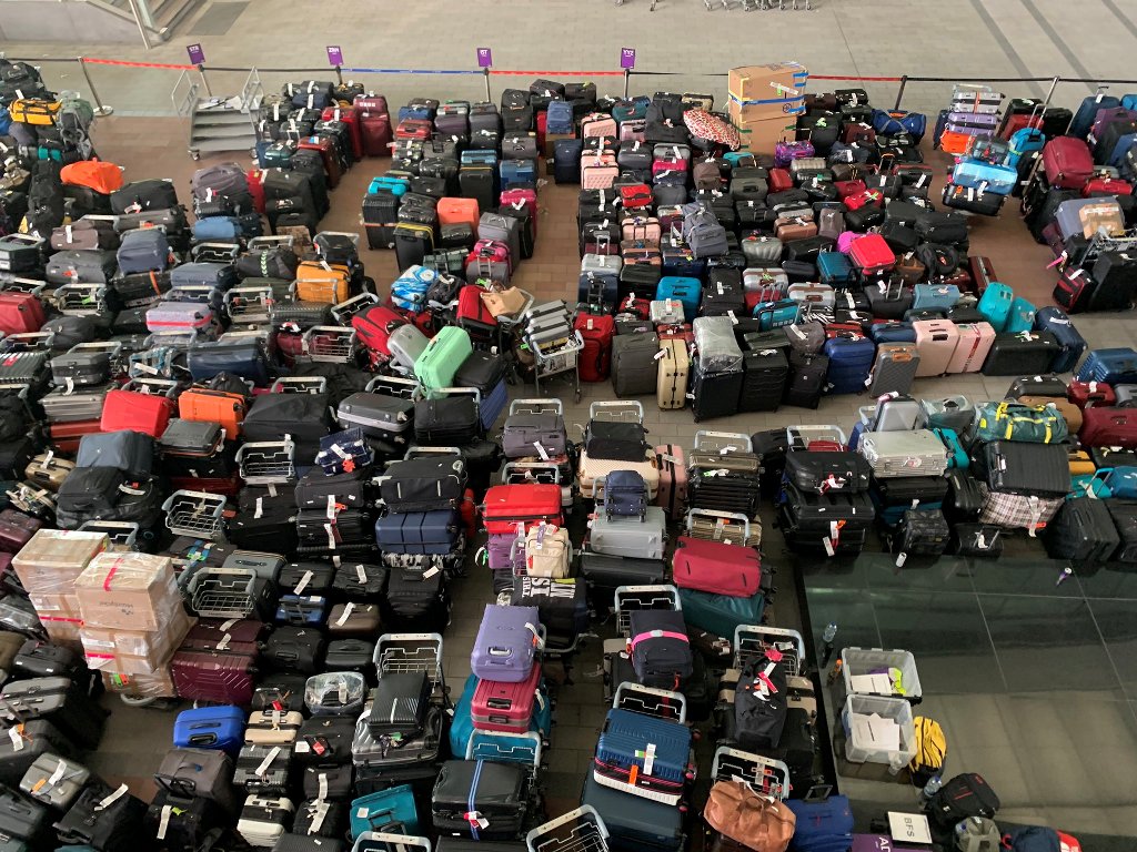 ΑΔΙΑΝΟΗΤΕΣ ΕΙΚΟΝΕΣ από το αεροδρόμιο Heathrow! – Μια θάλασσα από βαλίτσες – Μεγάλες καθυστερήσεις στις πτήσεις