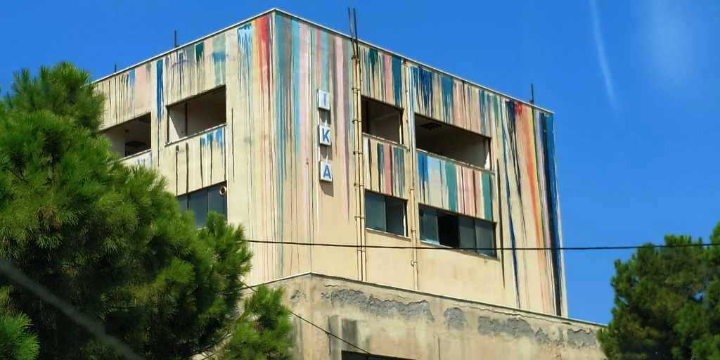 ΕΦΚΑ: Ένα από τα πολλά κτήρια – φαντάσματα, ρημάζει ακόμη στη Ρόδο