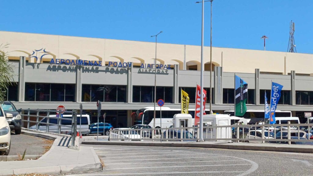 Συνεχίζονται οι πτήσεις στο αεροδρόμιο «Διαγόρας» της Ρόδου για να παραλάβουν τουρίστες (pics)
