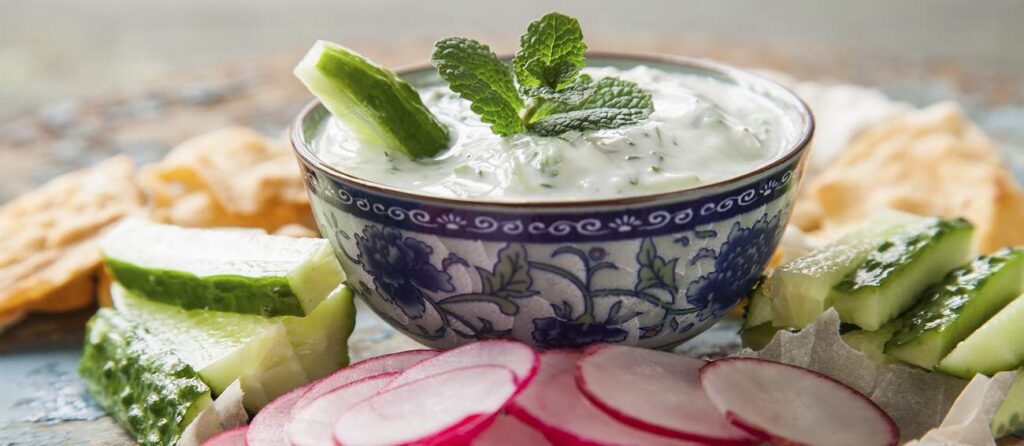 TasteAtlas: Tzatziki is on the top of the list of the six creamy dips! – The cretan Dakos as a top appetizer salad
