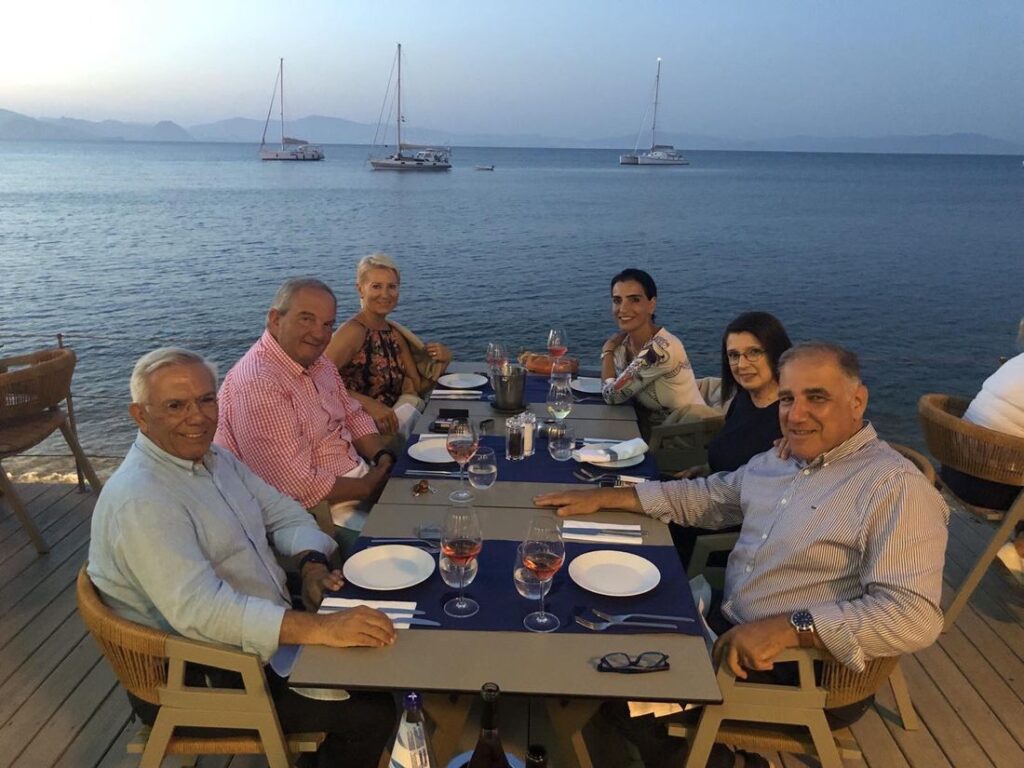 Στην Κω κ στο “H2O” ο πρώην Πρωθυπουργός Κώστας Καραμανλής με τον κ. Γ. Βαληνάκη, καλεσμένοι της οικογενείας Πουλιού
