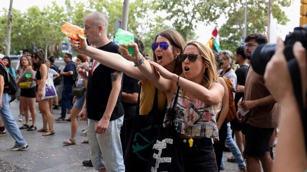 The Spanish fightback against record tourism -Video