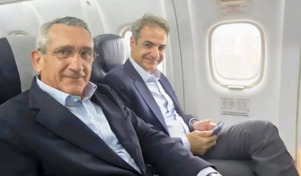 Μήνυμα Μητσοτάκη σε Χαρδαλιά για την απουσία του από το συνέδριο των περιφερειαρχών – Η φωτογραφία με τον Χατζημάρκο στην πτήση για Νάξο