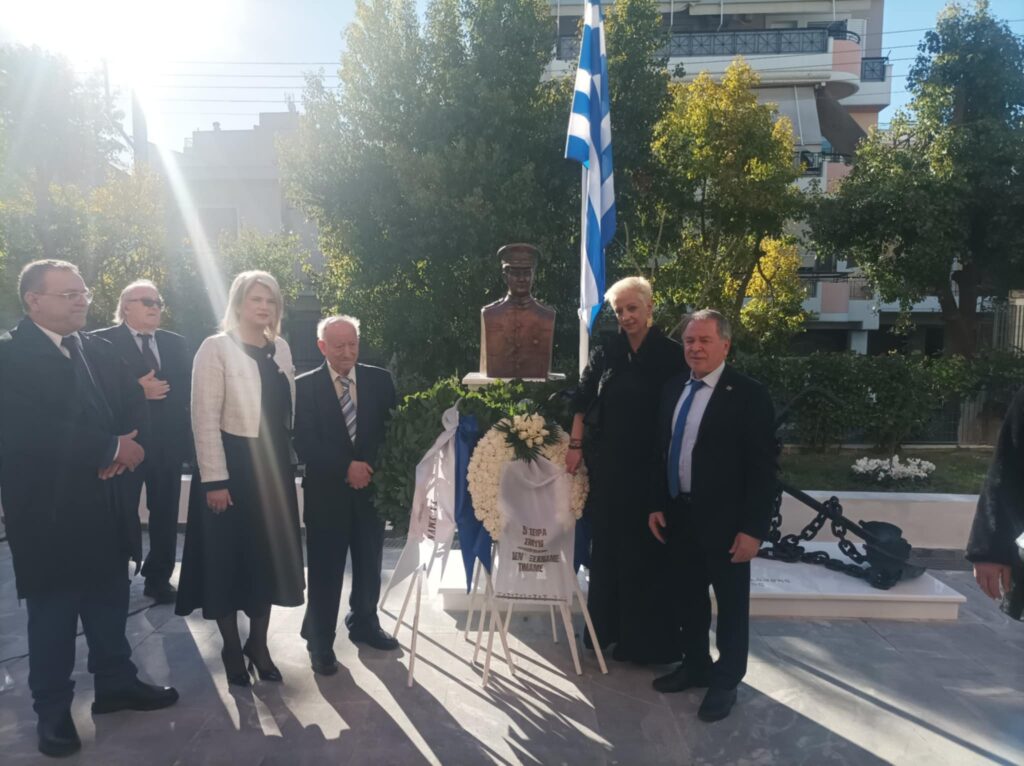 Στα αποκαλυπτήρια της προτομής του Έκτορα Γιαλοψού στο Ίλιον ο Δήμαρχος Καλυμνίων, Γιάννης Μαστροκούκος