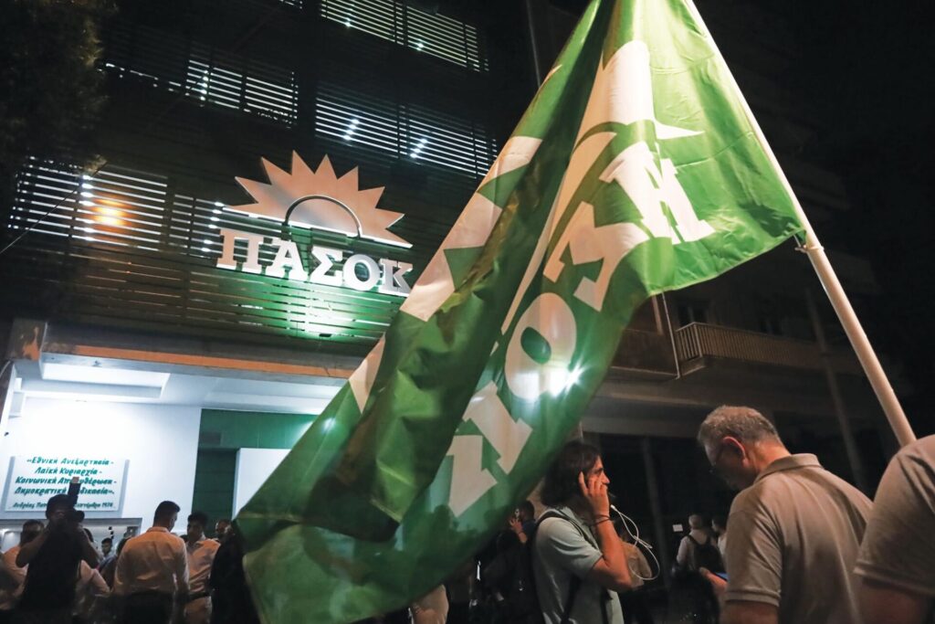 Ο Ανδρουλάκης βουλιάζει σε στάσιμα δημοσκοπικά νερά – Δεν συσπειρώνει ούτε το κόμμα, ούτε τον κόσμο