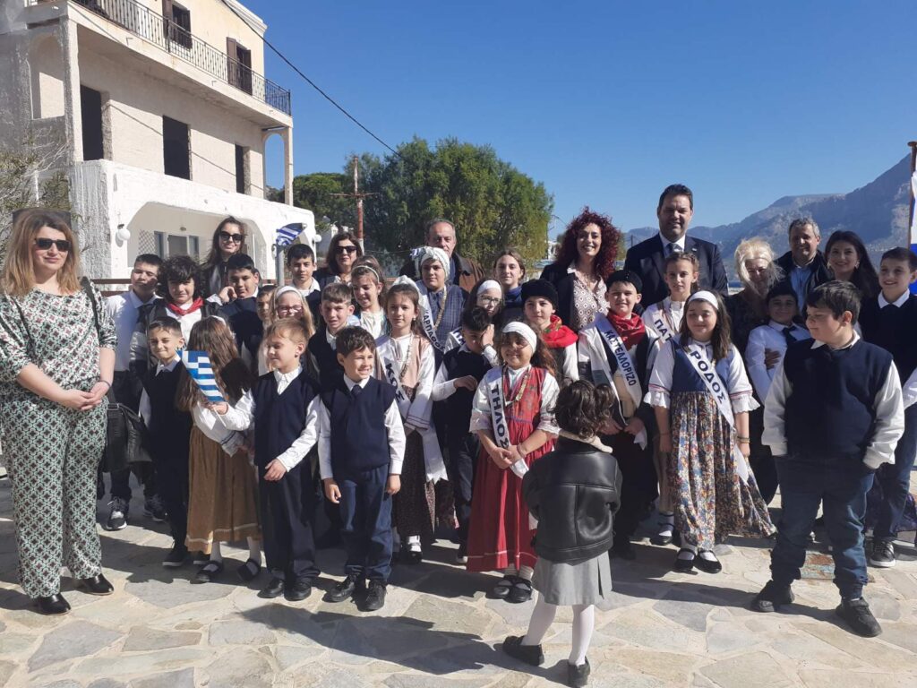 Μαθητές του δημοτικού σχολείου Δαματριάς Ρόδου παρέλασαν με τον μοναδικό μαθητή στην Τέλενδο. Αδελφοποίηση των δυο σχολείων (Φωτορεπορτάζ και videos)