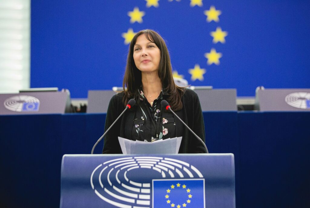 Ειδικά μέτρα ευρωπαϊκής χρηματοδότησης για τις την ιατρική κάλυψη στα νησιά, ζητά η Έλενα Κουντουρά