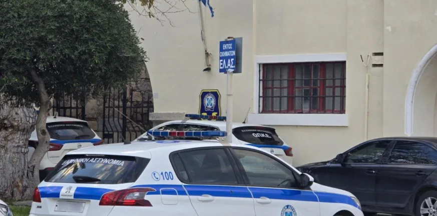 Κως: Αστυνομικοί «μπούκαραν» σε σπίτι επιχειρηματία – Κατασχέθηκαν ναρκωτικά, μετρητά και όπλα