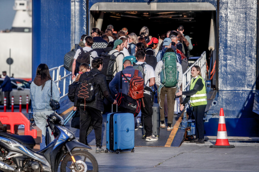 Γεμάτα από κόσμο φεύγουν τα καράβια για τα νησιά – Αυξημένη η κίνηση στα λιμάνια ενόψει του Πάσχα – Μέτρα από το λιμενικό σώμα