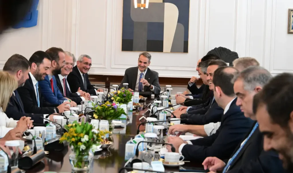 Μητσοτάκης προς Περιφερειάρχες: «Η ομαδική δουλειά να ενταθεί μέχρι το τέλος του έτους – Στόχος, ο πολίτης να ευημερεί παντού»