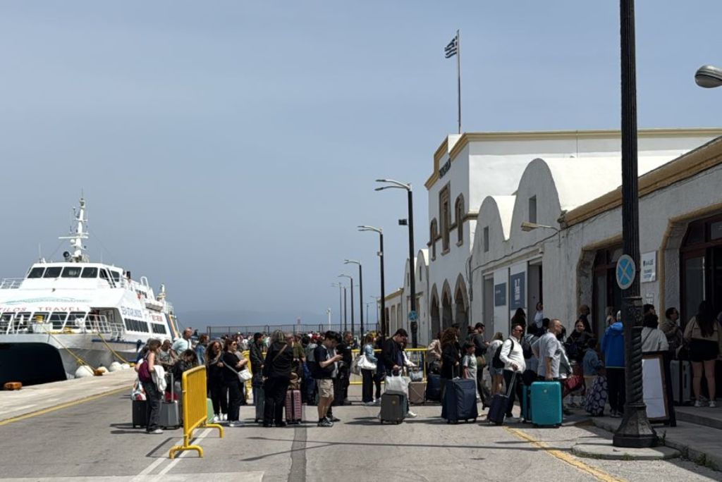 «Ποδαρικό» από τα απέναντι τουρκικά παράλια στην Ρόδο με πάνω από 1000 επισκέπτες (φωτος)