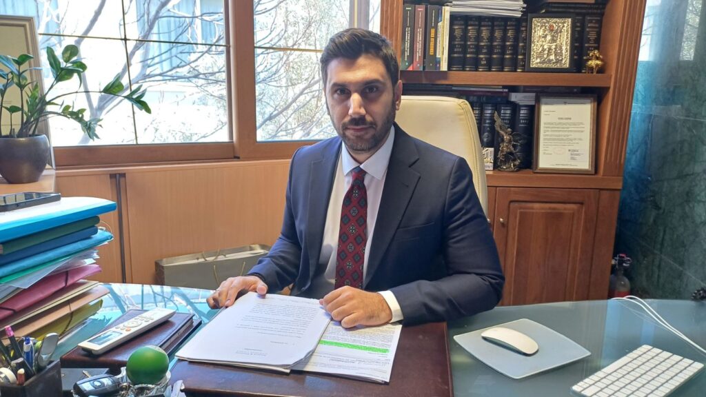 Μιχάλης Παπαγεωργίου: “Σάπιο κοντέινερ τριάντα μέτρα μακριά από τον ναό του Πυθίου Απόλλωνα στην Ακρόπολη της Ρόδου” (ηχητικό)