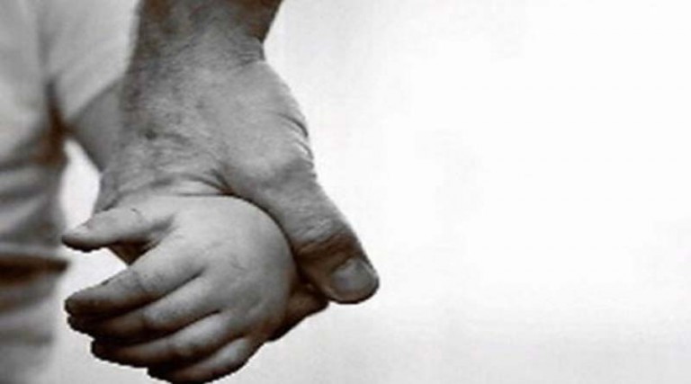 Φρικιαστικό-περιστατικό-στη-Θεσσαλονίκη:-Άφηναν-τον-παππού-να-προσέχει-την-4χρονη-εγγονή-του-και…