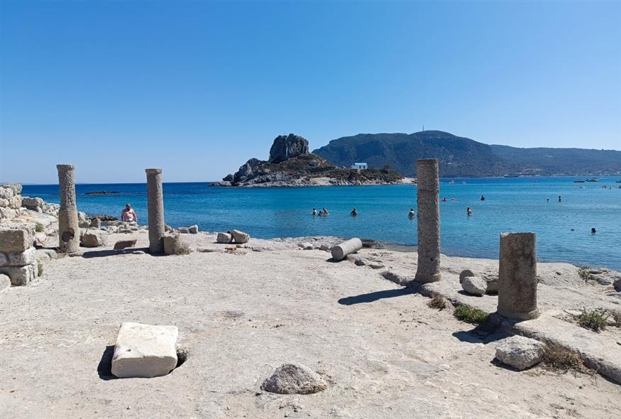 Κως: Οι αρχαιότητες στην παραλία του Αγίου Στεφάνου γίνονται… σουβενίρ και καταπατώνται από ξαπλώστρες