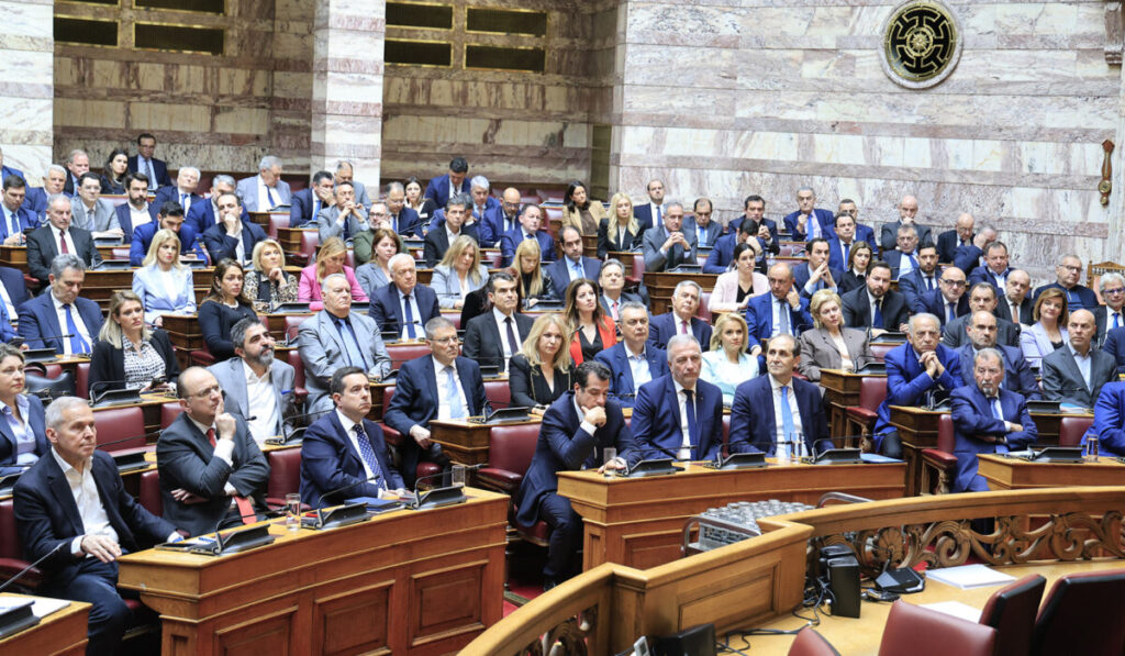 Καζάνι που βράζει η ΝΔ – Επικρίσεις για τους κυβερνητικούς χειρισμούς στο ζήτημα της Λιβύης (videos)