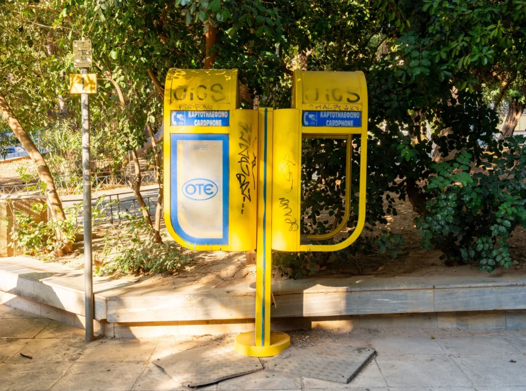 Ο Δήμος Αθηναίων απομάκρυνε δεκάδες εγκαταλελειμμένα καρτοτηλέφωνα – Να γίνει αυτό κ στη Ρόδο