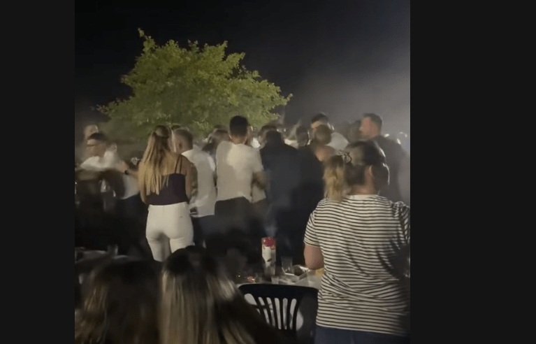 Αγρίνιο:-Άγριο-ξύλο-σε-πανηγύρι-–-Ούρλιαζε-η-Γωγώ-Τσαμπά…-(Βίντεο-περιστατικού)