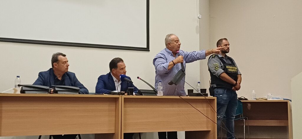«Επεισοδιακή» επίσκεψη του Άδ. Γεωργιάδη στο Νοσοκομείο της Ρόδου – Αντί για… συνέντευξη Τύπου, το αμφιθέατρο μετατράπηκε σε ‘αρένα’ (video)