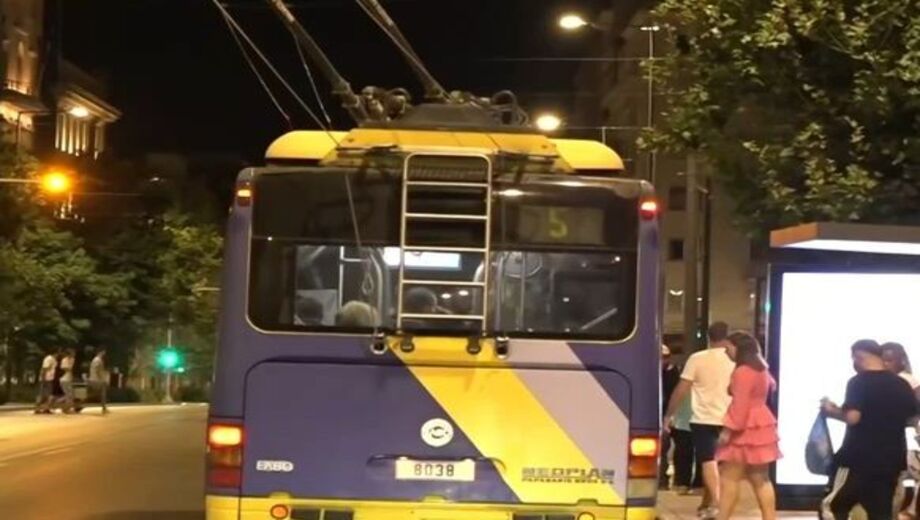 Έκτακτο-–-Σοκαριστικό-τροχαίο!-–-Λεωφορείο-συγκρούστηκε-με-τραμ-στον-Πειραιά-–-Πληροφορίες-για…