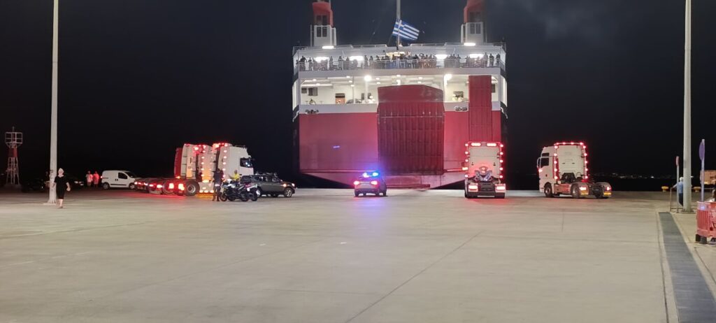 Καπνογόνα, κόρνες και… δάκρυα: Συγκινητικός αποχαιρετισμός Λιμενικού στην Κω