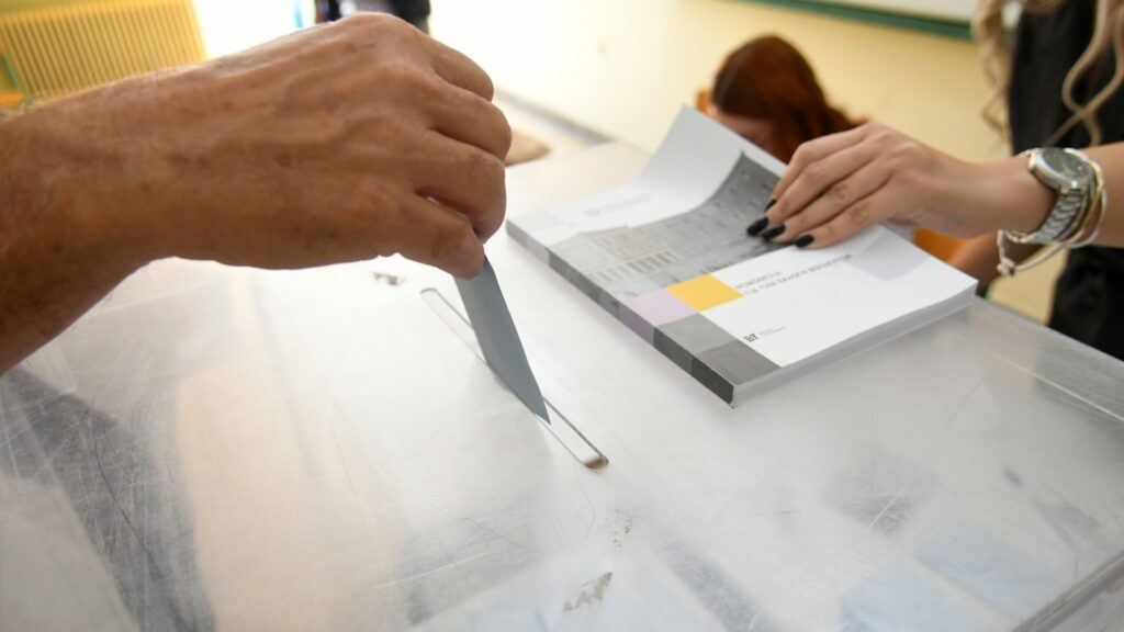 Βαρόμετρο GPO 2025 για τα Παραπολιτικά 90,1: Πτώση της ΝΔ, άνοδος της Πλεύσης Ελευθερίας – Αγρότες και ΟΠΕΚΕΠΕ διχάζουν την κοινωνία
