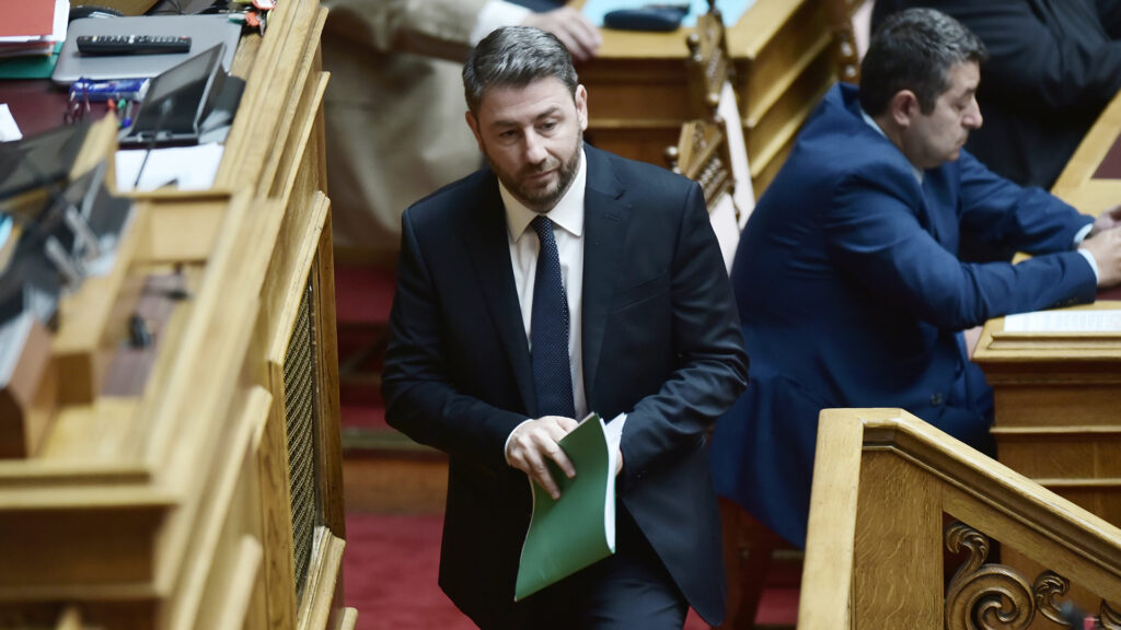 ΠΑΣΟΚ σε φάση επιβίωσης: Τα «τραπέζια διαλόγου» του Ανδρουλάκη και το άγχος της πολιτικής σωτηρίας