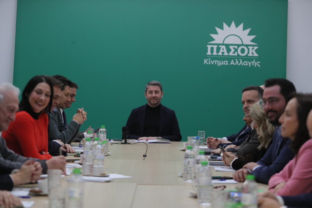Συνέδριο υπό πίεση στο ΠΑΣΟΚ με φόντο τη δημοσκοπική καθήλωση και τις ανοιχτές εσωκομματικές συγκρούσεις