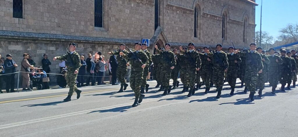 Ρόδος: Με λαμπρότητα η επέτειος Ενσωμάτωσης της Δωδεκανήσου – Ελικόπτερα ‘Απάτσι’ και F-16 γέμισαν περηφάνια τους Ροδίτες -video