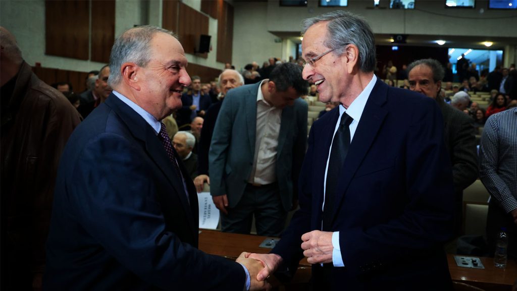 Μαξίμου: Εκνευρισμός από τα ηχηρά μηνύματα Καραμανλή – Έρχεται νέα παρέμβαση Σαμαρά