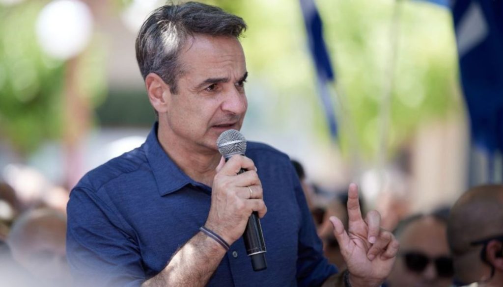 Κυβέρνηση σε αποδρομή, πρωθυπουργός σε άρνηση – Επικοινωνιακή στροφή στα ζητήματα της καθημερινότητας και η πολιτική της «κορδέλας»