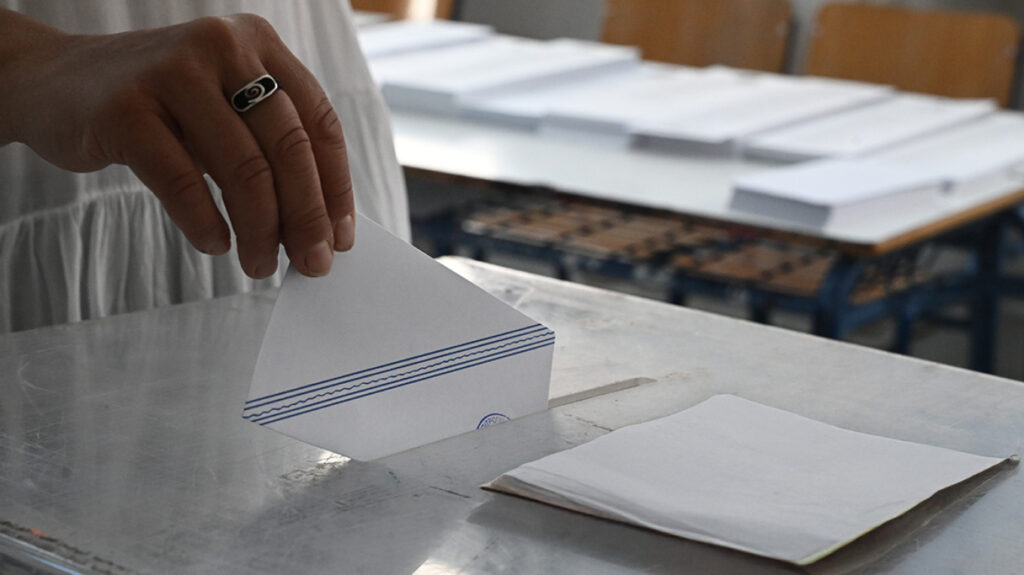 Metron Analysis: Στο 30,4% ανέβηκε η ΝΔ, στο 17,1% η ΕΛΑΣ, στο 11,4% το ΠΑΣΟΚ, στο 7,5% η Καρυστιανού με πτώση σχεδόν 3 μονάδων